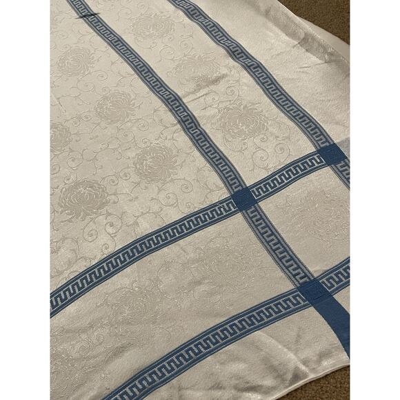 Tablecloth Blue Greek Key White Floral Jacquard Pattern Vintage 80” X 64” - Picture 4 of 4